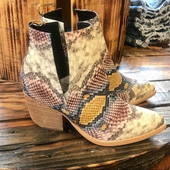 🌈1 LEFT 🌈 RAINBOW MULTI COLOR SNAKE PRINT BOOT - Picture 2 of 5